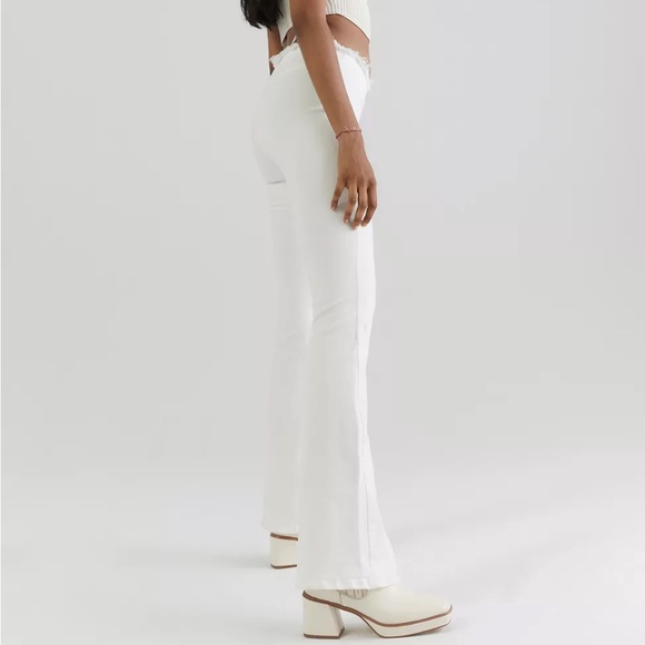 Urban Outfitters BDG Ruched V-Front Front Low Rise Flared Jeans White Womens 25 - Picture 2 of 15